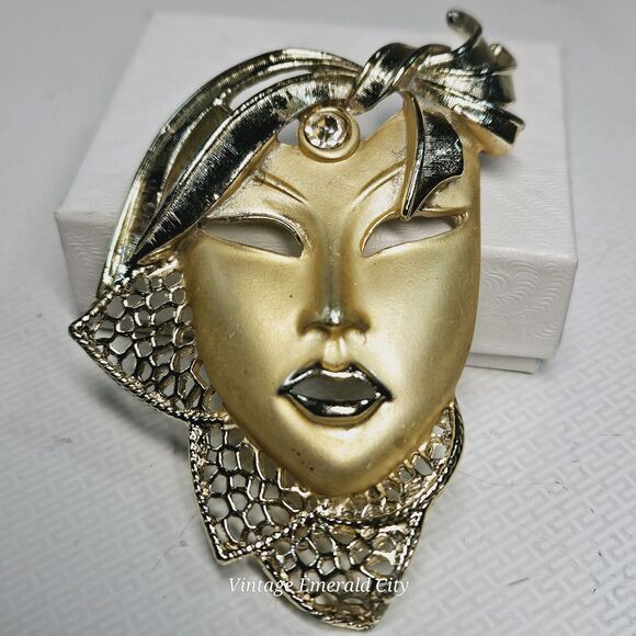 Vtg Mysterious Lady Mask Brooch 3d Hollow Masquerade Pin Matte Retro Gold Tone - Picture 3 of 11